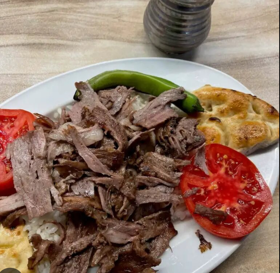 Донер с говядиной на тарелка