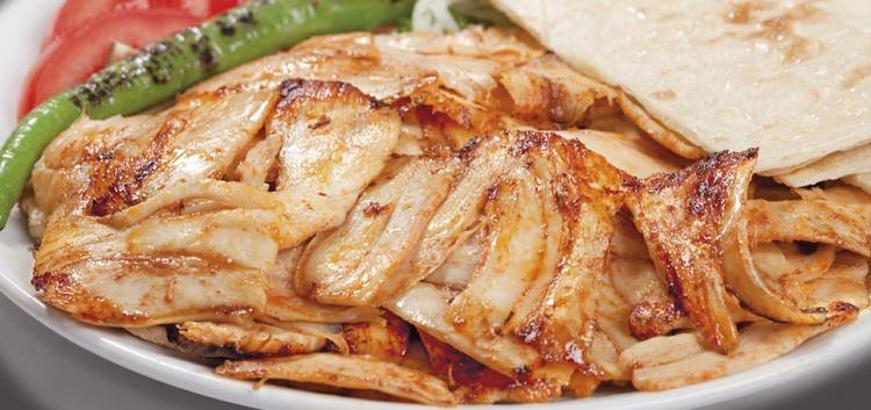 Донер с курицей на тарелка