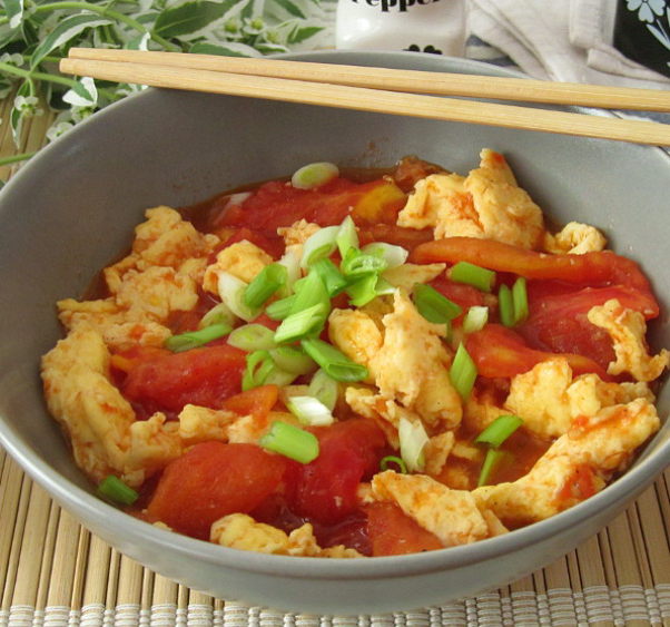 Яйца с помидорами 