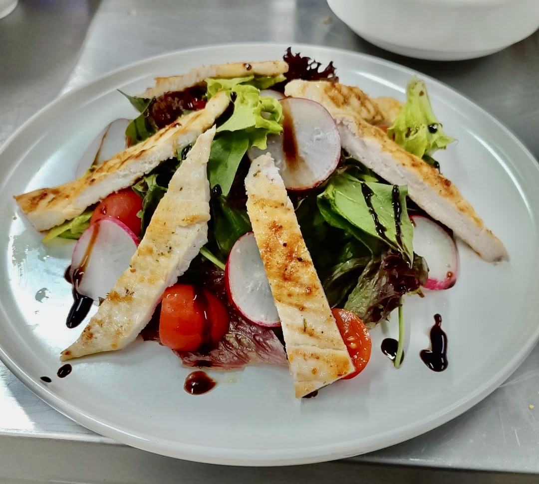 Микс салат с курицей 