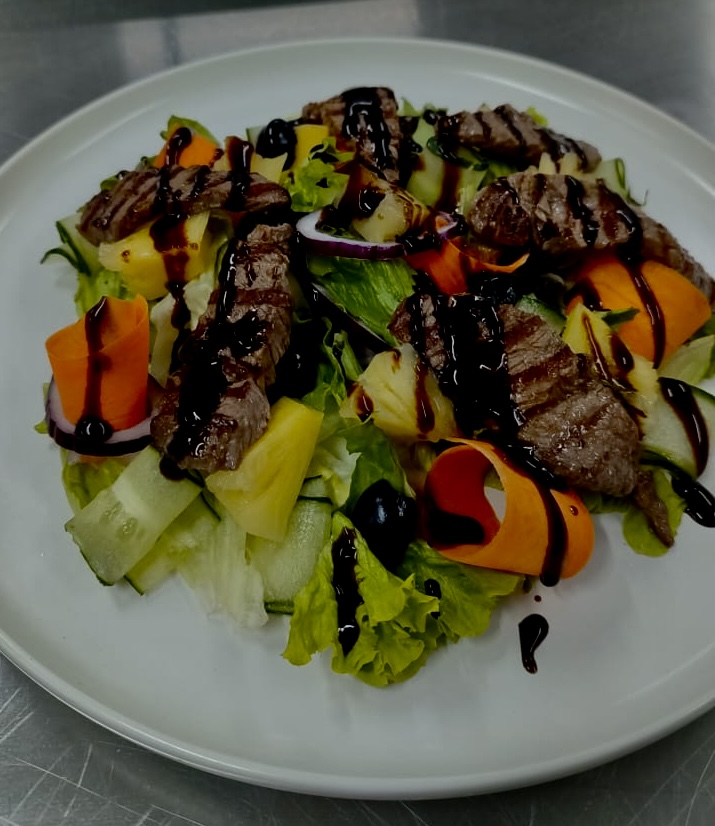 Теплый салат с говядиной 