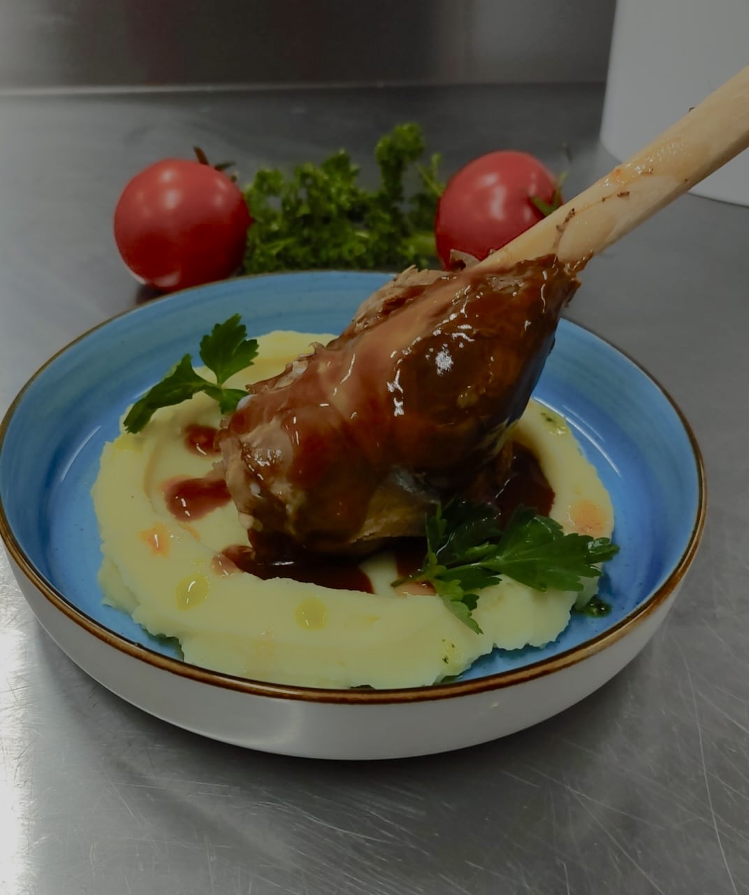 Баранья рулька с картофельным пюре под соусом Деми гласс