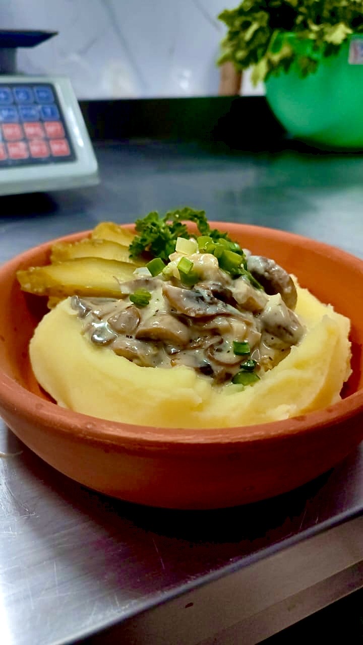 Шампиньоны в сливочном соусе с картофельным пюре
