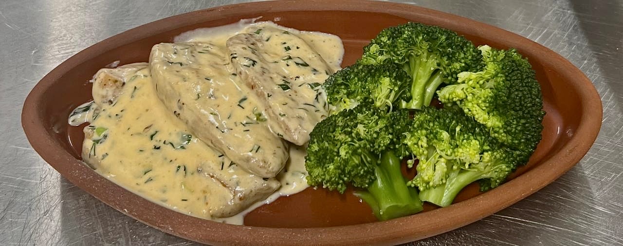 Курица в сливочном соусе с брокколи