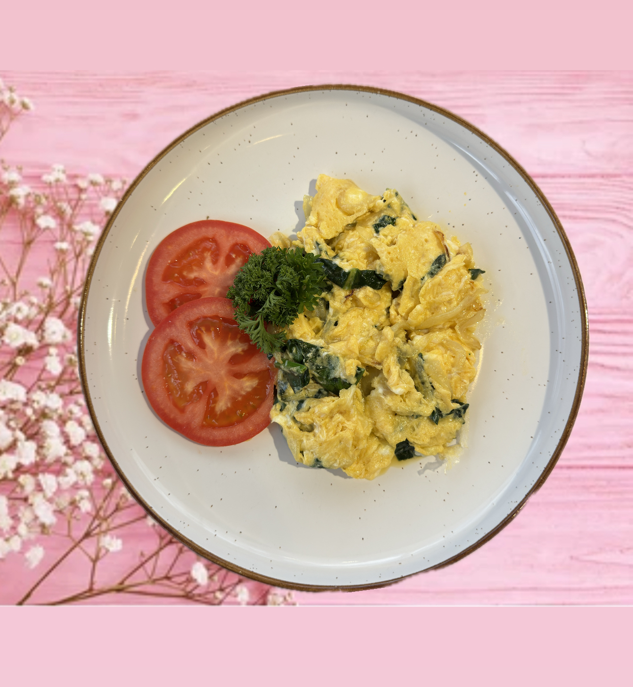 Скрембл с луком и шпинатом