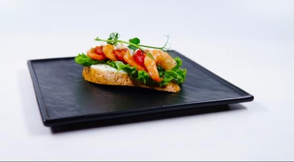 Брускетта с тигровыми креветками