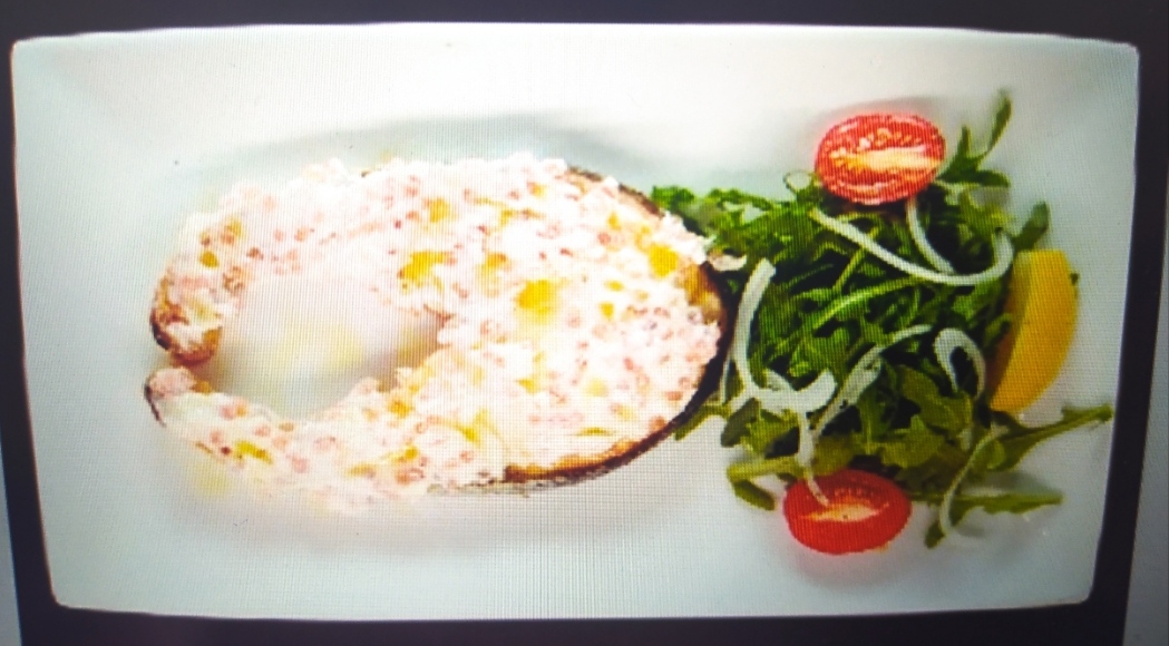 Семга на пару с красной икрой и зеленью