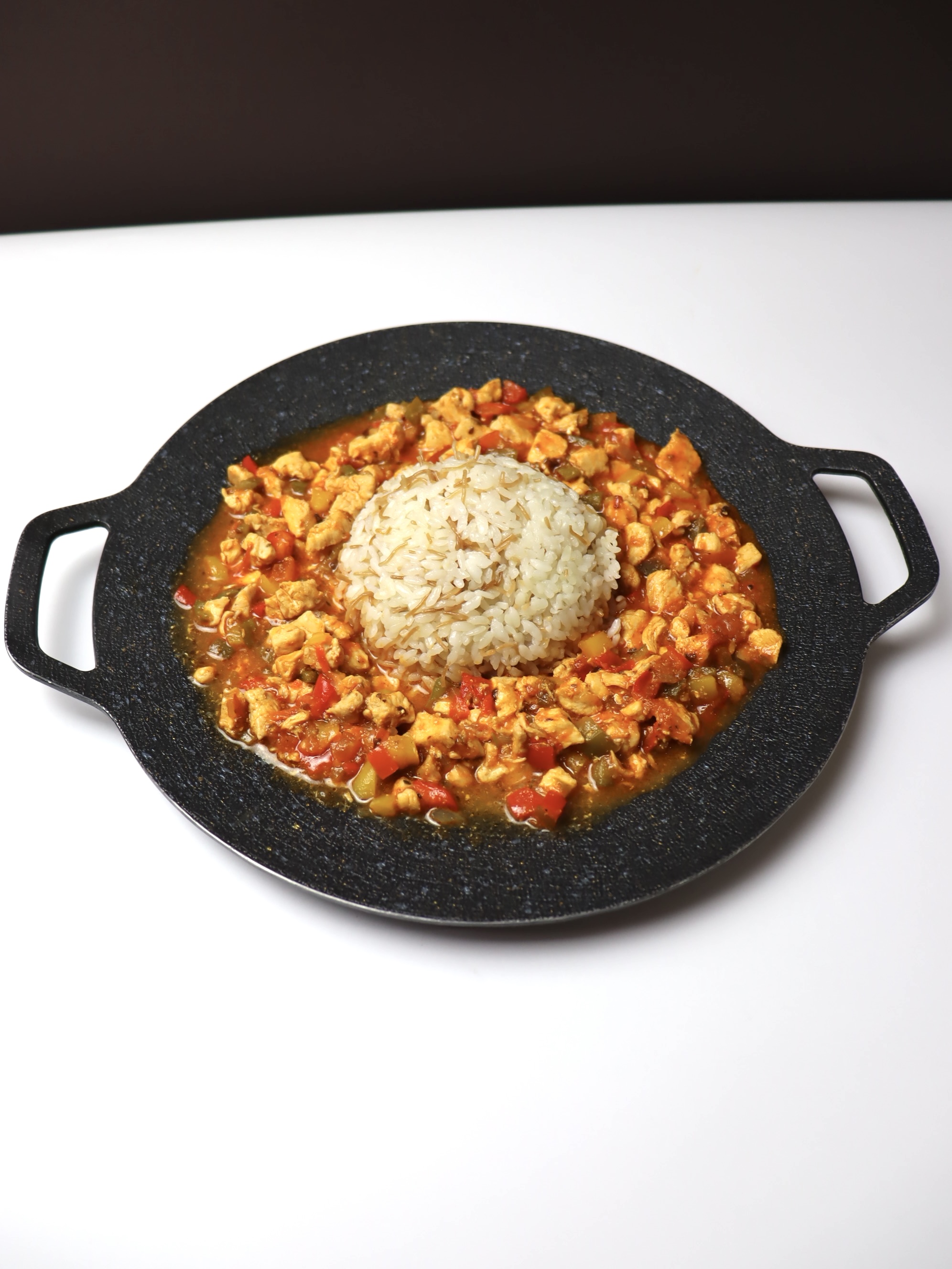 Обжаренное курица на сковороде