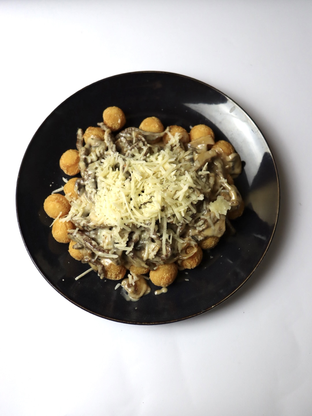 Телятина с грибами и картофельными шариками