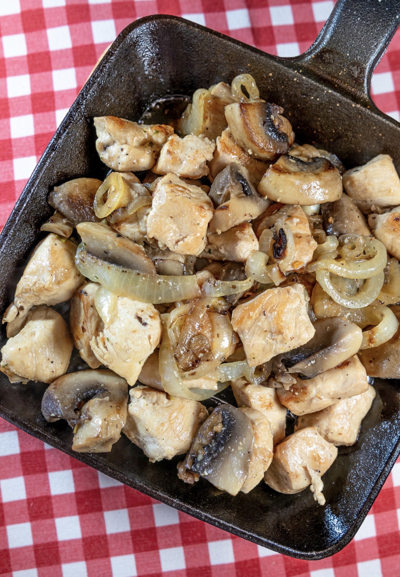 Куриное филе с грибами на жаровне