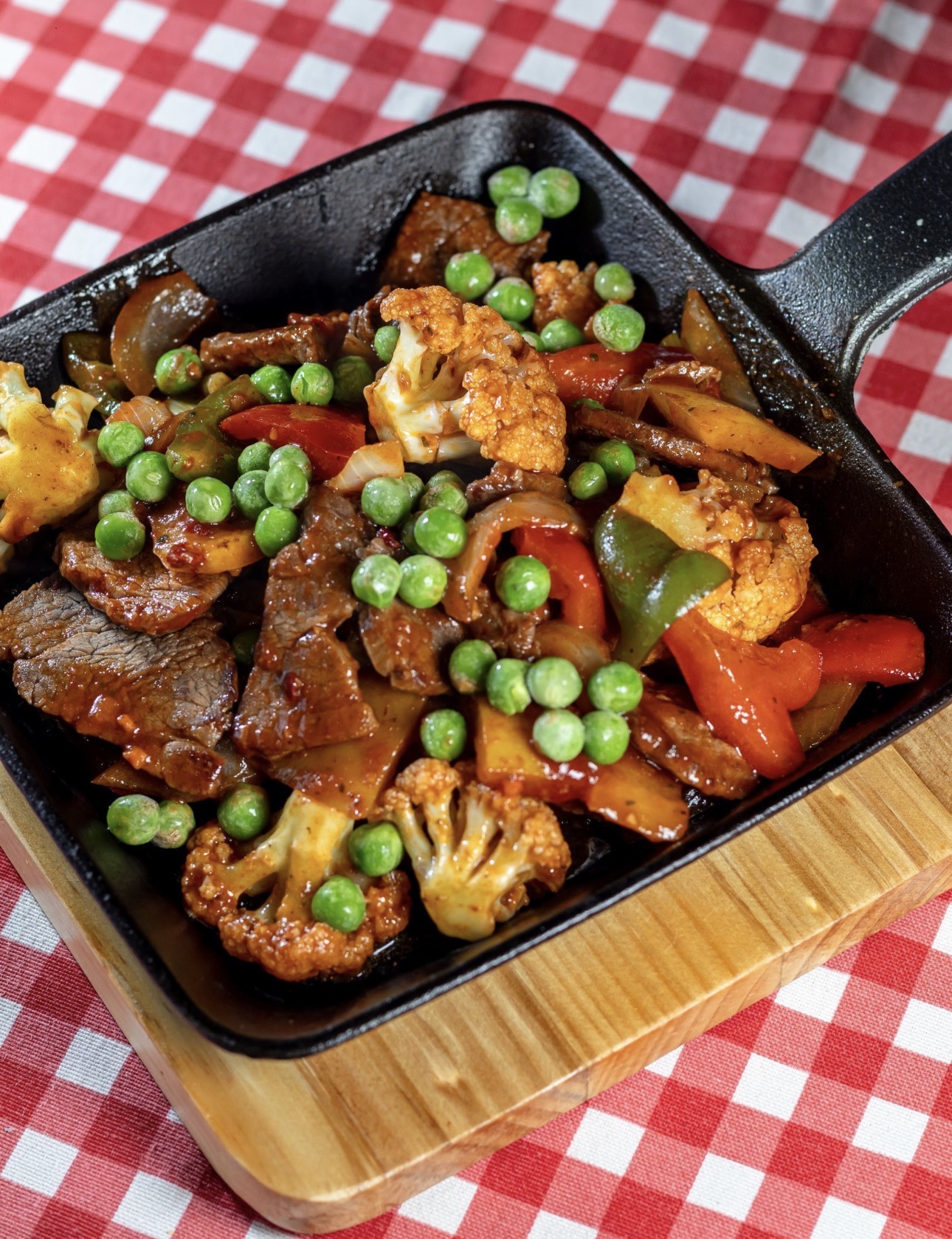 Мясо с цветной капустой на жаровне